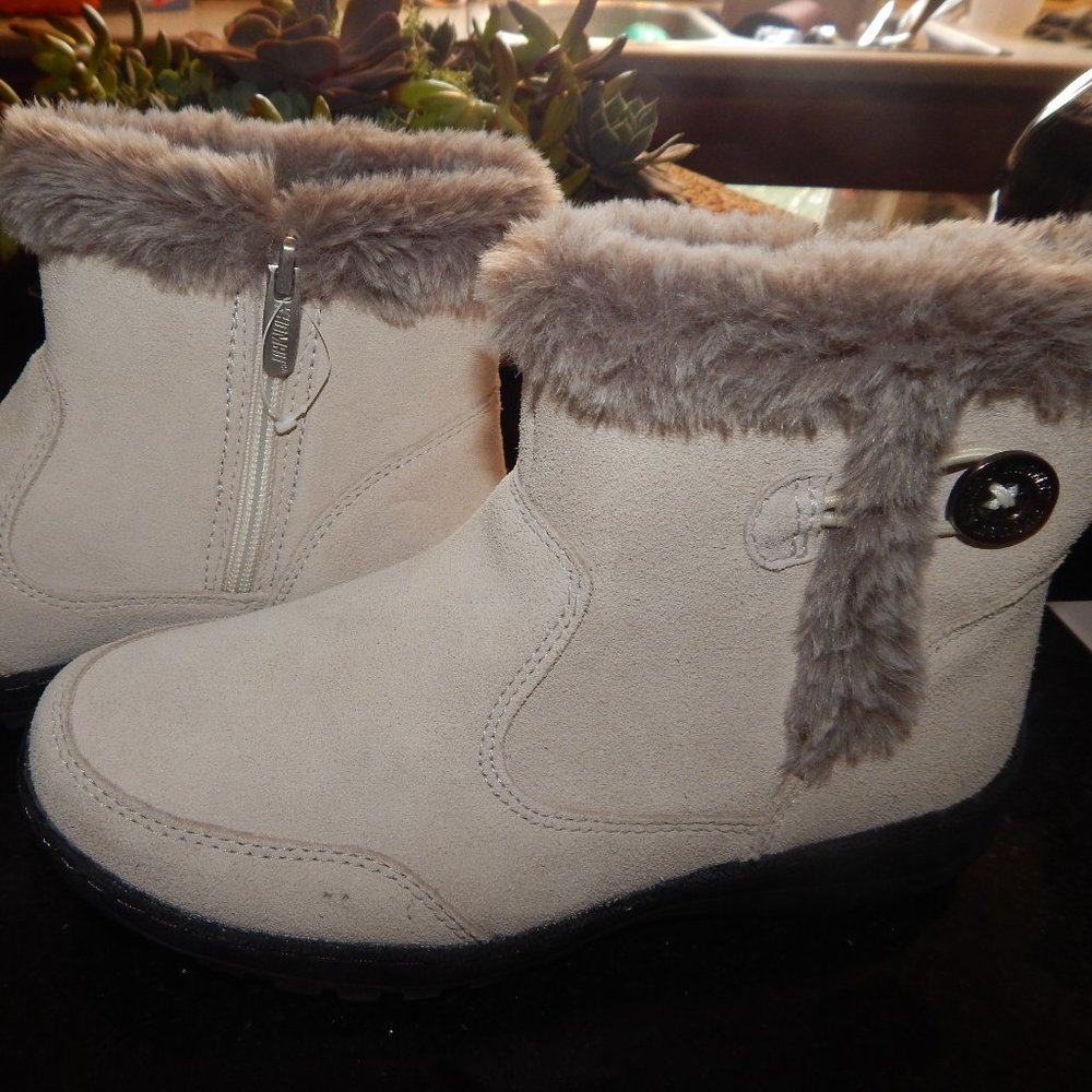 NWOT Khombu Women's Winter Boots - Bootie water repellent size 6 Cream